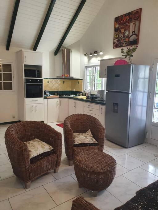 Le Sable Bleu - Evasion Tropicale A Sainte-Anne - Plage 5Min - Piscine - Parking - Logement Climatise - Vue Sur Les Palmiers - Parfait Pour Sejours En Famille Ou Entre Amis 외부 사진