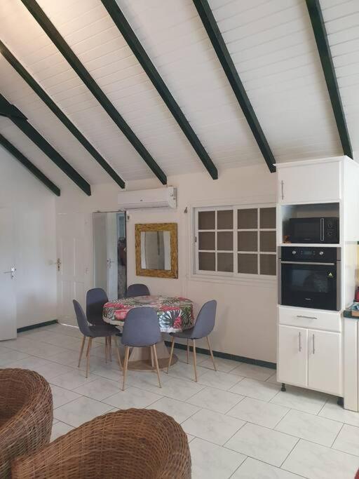Le Sable Bleu - Evasion Tropicale A Sainte-Anne - Plage 5Min - Piscine - Parking - Logement Climatise - Vue Sur Les Palmiers - Parfait Pour Sejours En Famille Ou Entre Amis 외부 사진