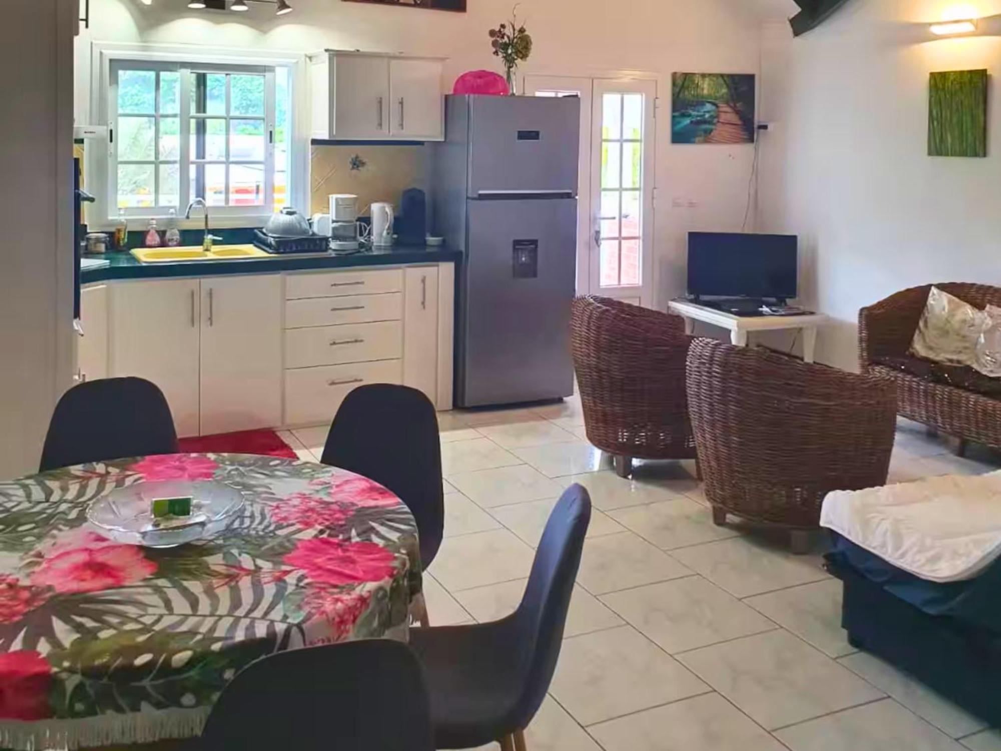 Le Sable Bleu - Evasion Tropicale A Sainte-Anne - Plage 5Min - Piscine - Parking - Logement Climatise - Vue Sur Les Palmiers - Parfait Pour Sejours En Famille Ou Entre Amis 외부 사진